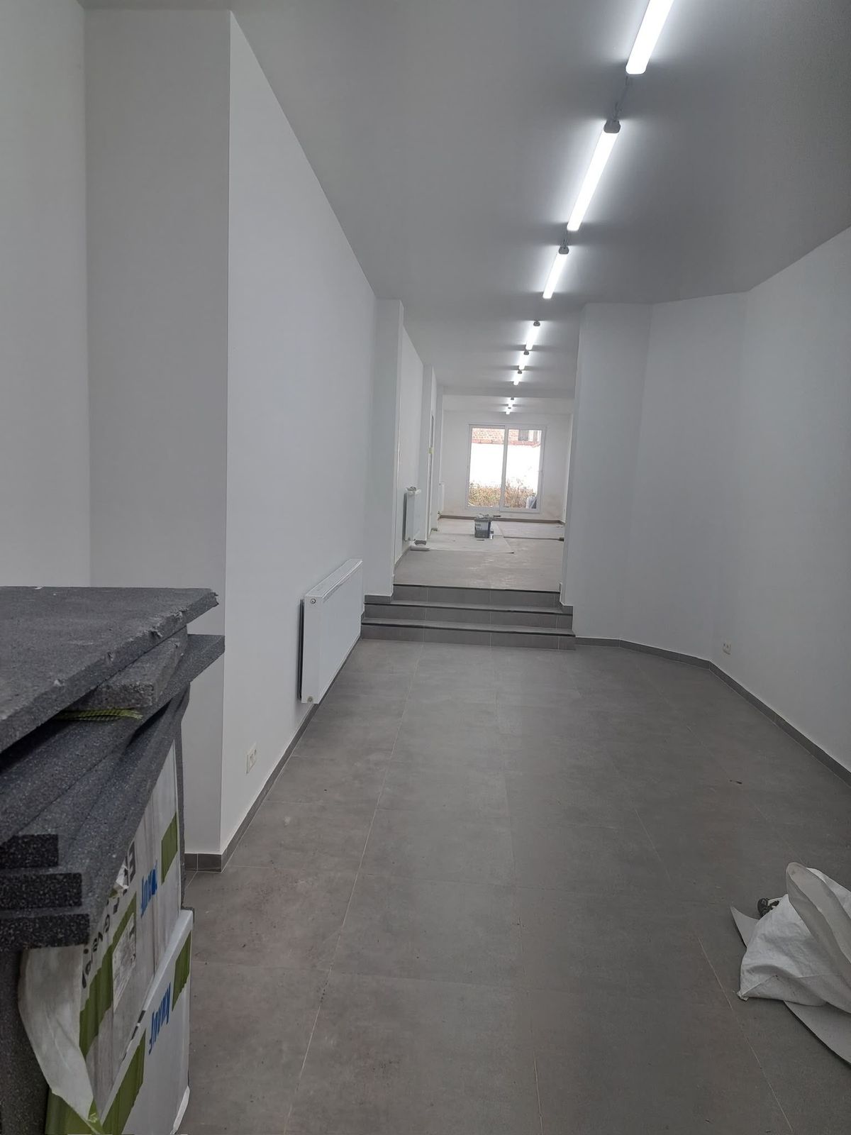 Pièce avant les travaux, éclairée par des tubes au plafond